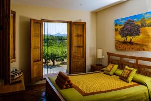 Postel nebo postele na pokoji v ubytování Masía Durbá Hotel