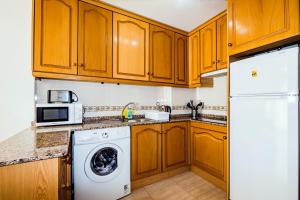 A kitchen or kitchenette at ALEGRIA ID103