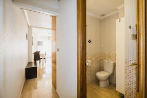A bathroom at ALEGRIA ID103