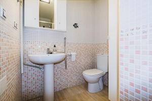 A bathroom at ALEGRIA ID103