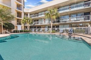 希尔顿黑德岛Spark by Hilton Hilton Head Island的建筑物前的游泳池