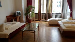 TV a/nebo společenská místnost v ubytování Hotel Pension Kima