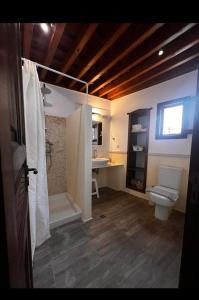 Kúpeľňa v ubytovaní Elegant-Lindian Villa Marietta