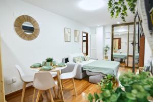 una sala de estar con una mesa y un sofá en Serranos 24 Apartamento Rector Cobos, en Salamanca