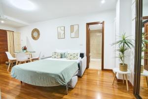 Un dormitorio con una cama y un comedor. en Serranos 24 Apartamento Rector Cobos, en Salamanca