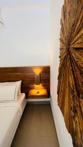 um quarto com uma cama e uma parede de madeira em Marygio Gili Resort em Gili Trawangan