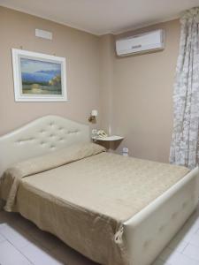 sypialnia z dużym białym łóżkiem w pokoju w obiekcie Hotel Federico II w mieście Napoli