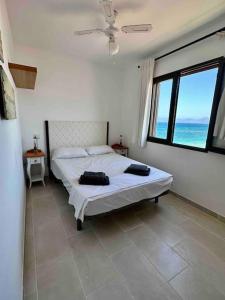 une chambre avec un lit avec vue sur l'océan dans l'établissement Apartamento Alborada Villas2meet Mallorca, à Can Picafort