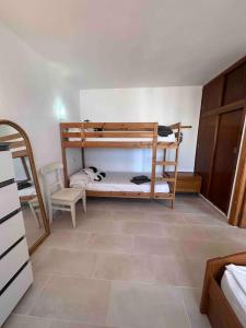 - une chambre avec 2 lits superposés et du carrelage dans l'établissement Apartamento Alborada Villas2meet Mallorca, à Can Picafort 4 autres photos