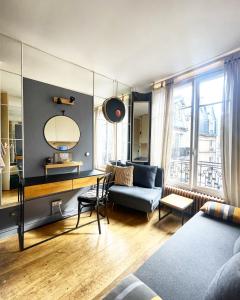 - un salon avec un canapé bleu et une table dans l'établissement Quartier Latin Paris, à Paris