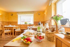 uma cozinha com uma mesa com frutas e legumes em Bachäckerhof - Nichtraucherhotel- em Ravensburg