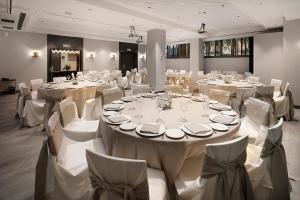 Reštaurácia alebo iné gastronomické zariadenie v ubytovaní Olivia Plaza Hotel