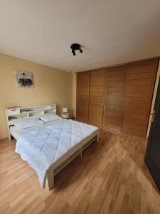 Postel nebo postele na pokoji v ubytování Appartement cosy dans beau village de Champagne