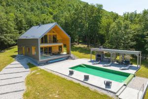 una vista aérea de una casa pequeña con piscina en Villa Lovelos, en Lovinac