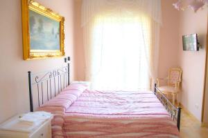uma cama num quarto com uma grande janela em Colazione da Tiffany - Villa Bei Ricordi - B&B - Spa privata em Santa Lucia di Serino