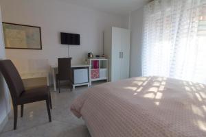 1 dormitorio con cama, escritorio y mesa en Maison Lillina, en Sorrento