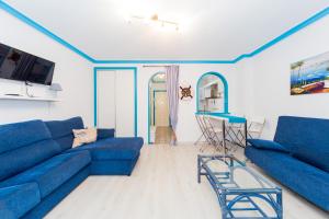 トレビエハにあるALEGRIA ED. LOS GASESのリビングルーム(青いソファ、テーブル付)