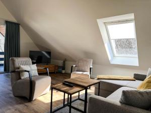 ein Wohnzimmer mit einem Sofa und einem Tisch in der Unterkunft Pension Haus Lassen in Westerland