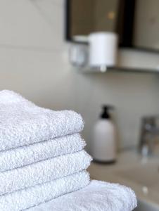a stack of white towels on a bathroom sink at Ferienwohnung Coburg, familienfreundlich und stilvoll in Coburg +14 photos