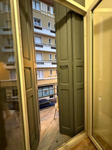 an open door with a view of a building at Studio Urbain Cosy-Touche Rétro in Perpignan