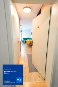 un corridoio con una porta aperta su una camera di Apartmán 110 Vila Zuberec a Zuberec