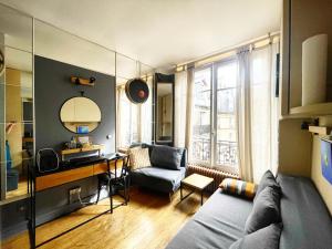 - un salon avec un canapé et une chaise dans l'établissement Quartier Latin Paris, à Paris
