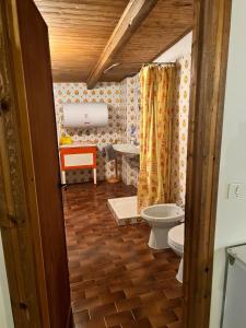 uma casa de banho com um WC e um lavatório em Bielmonte Appartamenti em Bielmonte