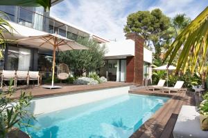 een afbeelding van een huis met een zwembad bij Villa Lujo Castelldefels Barcelona in Castelldefels