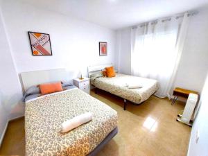 a bedroom with two beds and a window at Paraná Center Apartment in Seville
