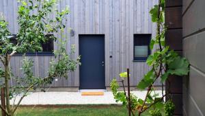 niebieskie drzwi na boku budynku w obiekcie LIEBLINGSECK - nachhaltige Ferienwohnung direkt am Chiemsee w mieście Gstadt am Chiemsee