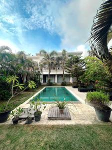 una casa con piscina en un patio en HI5 Kuta en Kuta Lombok