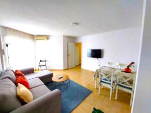 sala de estar con sofá y mesa en Paraná Center Apartment, en Sevilla
