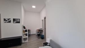 ein Wohnzimmer mit Sofa und Fernseher in der Unterkunft Via Contu in Iglesias + 35 Fotos