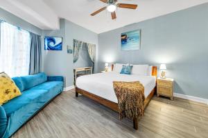 パナマ・シティ・ビーチにあるShores of Panama 1429のベッドルーム(ベッド1台、青いソファ付)