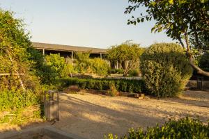 ein Gebäude mit einem Garten davor in der Unterkunft La Guarda Bed and Breakfast in Zapallar