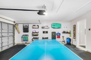 een fitnessruimte met een blauwe tafeltennisbaan bij Paradise Found in Destin