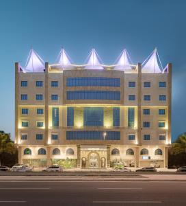 ein Gebäude an der Straßenseite in der Unterkunft Quiet Hotel Al Shatee in Dschidda