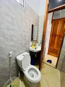 łazienka z toaletą i umywalką w obiekcie 1 Bedroom Apt - The Abode Mori w mieście Dar es Salaam