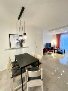 une salle à manger et un salon avec une table et des chaises dans l'établissement Geräumiges Ferienhaus in Koblenz, à Coblence