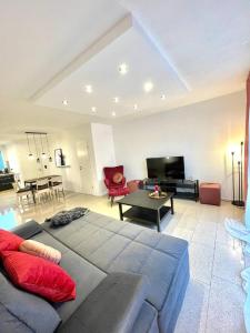 un grand salon avec un canapé et une télévision dans l'établissement Geräumiges Ferienhaus in Koblenz, à Coblence 53 autres photos