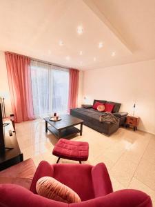 un salon avec un canapé et une table dans l'établissement Geräumiges Ferienhaus in Koblenz, à Coblence