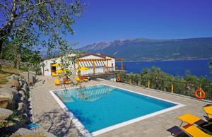 The swimming pool at or close to Residence Dany appartamenti con cucina vista lago piscina e parcheggio