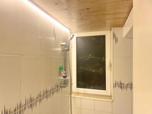 La salle de bains est pourvue d'une douche et d'une fenêtre. dans l'établissement Elegant Relaxing Oasis in the Heart of Sfax, à Sfax