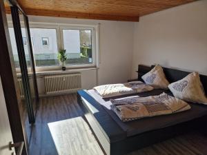 sypialnia z 2 łóżkami i oknem w obiekcie Berger´s Apartment-Hotel w mieście Grafenwöhr