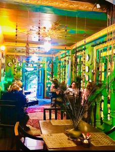 een groep mensen die aan tafel zitten in een restaurant bij Serendipity Lake Artistic Bungalow by Heidis Home in Nuwara Eliya