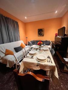 een woonkamer met een tafel en een bank bij Casa Rural Los Tilos Betancor in Moya