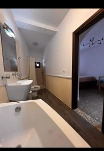 Kúpeľňa v ubytovaní Elegant-Lindian Villa Marietta
