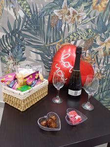 ein Tisch mit einer Flasche Wein und zwei Gläsern in der Unterkunft TrinacriaHome in Catania