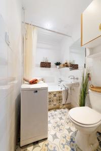 a bathroom with a toilet and a sink at Apartament 2 pokoje w Gdańsku blisko morza 1000 m do plaży in Gdańsk