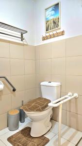 ein Bad mit WC in einem Zimmer in der Unterkunft Guest Favorite House in Biñan in Biñan